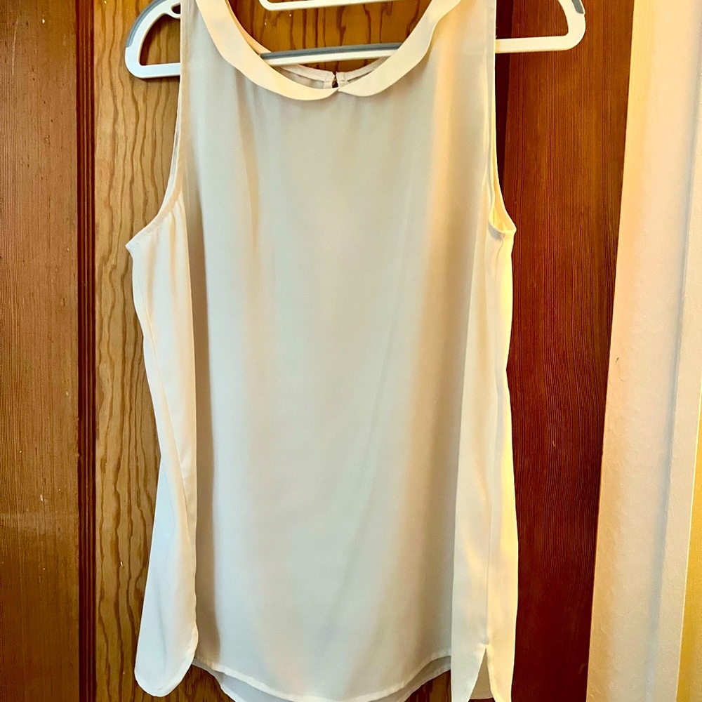 Sleeveless blouse with PeterPan collar